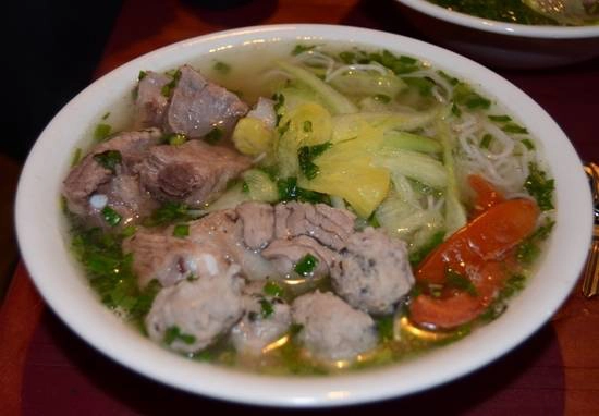 kham-pha-khu-pho-an-uong-dinh-dam-xa-dan-ivivu-1
