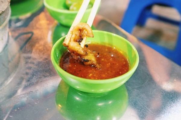 Chấm miếng thịt nóng hổi, thơm lừng trong nước sốt cay mặn màu cam đỏ, đảm bảo người ta phải ứa nước miếng vì quá tươi ngon. (Ảnh: Internet) Chấm miếng thịt nóng hổi, thơm lừng trong nước sốt cay mặn màu cam đỏ, đảm bảo người ta phải ứa nước miếng vì quá tươi ngon. (Ảnh: Internet)