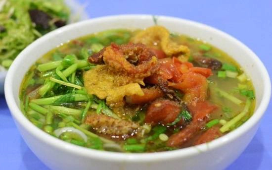 Một suất bún cá siêu đầy, dậy mùi thơm phức chỉ có giá từ 30.000 đồng/bát. (Ảnh: Internet) Một suất bún cá siêu đầy, dậy mùi thơm phức chỉ có giá từ 30.000 đồng/bát. (Ảnh: Internet)
