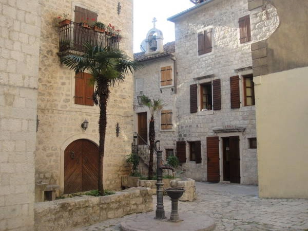 Yên bình phố cổ Kotor - Ảnh: wp