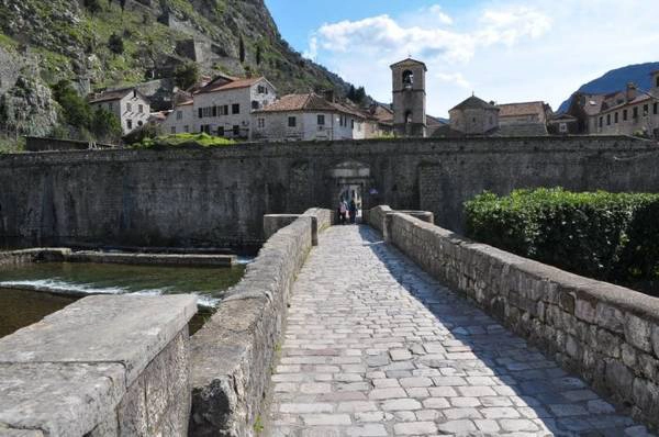 Cầu dẫn vào cổng Bắc ở Kotor - Ảnh: panoramio