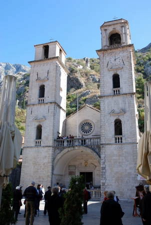 Du khách tham quan nhà thờ Saint Tryphon - Ảnh: wp