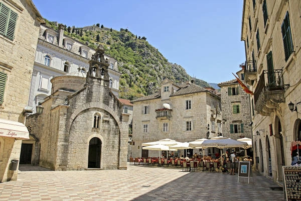 Nhà thờ St Luke ở quảng trường phố cổ Kotor - Ảnh: thousandwonders