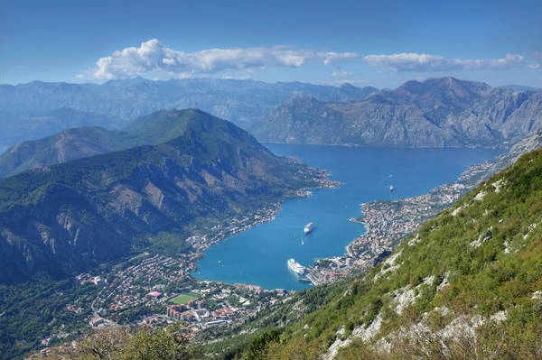 Vịnh Kotor nhìn từ trên cao - Ảnh: thousandwonders