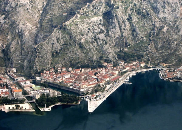 Thành phố Kotor bên vịnh Kotor tựa lưng vào vách núi - Ảnh: asybijela