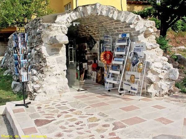 Một nhà sách độc đáo ở Kotor - Ảnh: vos-photos.eu