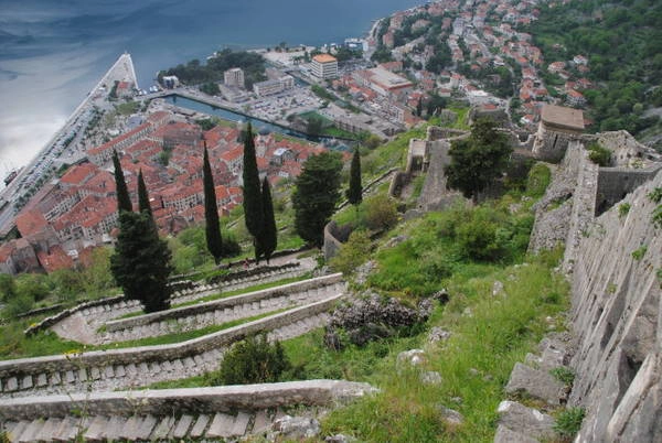Phố cổ ở Kotor nhìn từ tường thành dẫn lên pháo đài St John - Ảnh: wp