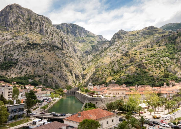 Phố cổ (phải) và phố mới (trái) ở Kotor - Ảnh: wp