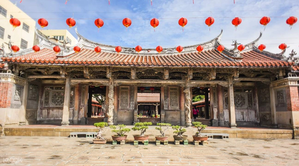 Khung cảnh làng cổ trầm mặc rất dỗi thanh bình với những kiến trúc cổ độc đáo. Không chỉ vậy, Lộc Cảng còn sở hữu nhiều khu di tịch lịch sử và văn hóa lâu đời, điển hình là những ngôi chùa cổ gắn liền với đời sống của người dân. Khung cảnh làng cổ trầm mặc rất dỗi thanh bình với những kiến trúc cổ độc đáo. Không chỉ vậy, Lộc Cảng còn sở hữu nhiều khu di tịch lịch sử và văn hóa lâu đời, điển hình là những ngôi chùa cổ gắn liền với đời sống của người dân.