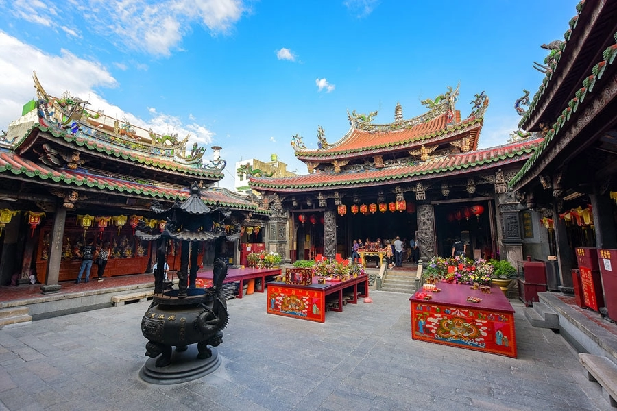 Chùa Long Sơn được xây từ thời kỳ nhà Minh sở hữu nhiều biểu tượng văn hóa như cá âm dương, rồng và voi. Ngôi chùa rộng khoảng 890 m2 và là nơi thờ Quan Thế Âm Bồ Tát. Chùa Long Sơn được xây từ thời kỳ nhà Minh sở hữu nhiều biểu tượng văn hóa như cá âm dương, rồng và voi. Ngôi chùa rộng khoảng 890 m2 và là nơi thờ Quan Thế Âm Bồ Tát.