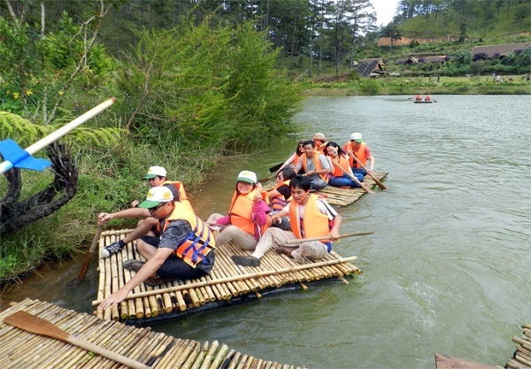 Chèo bè trên hồ ở làng Cù Lần. Ảnh: tuoidep.