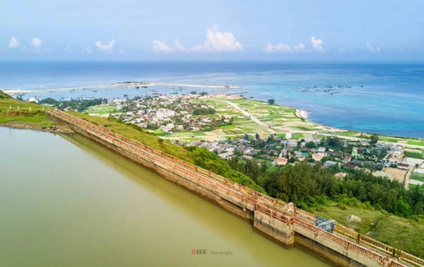 Đảo không quá lớn, nên bạn có thể chạy xe quanh đảo để khám phá địa hình. Đảo không quá lớn, nên bạn có thể chạy xe quanh đảo để khám phá địa hình.