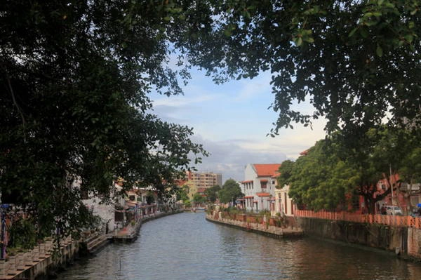 Sông Malacca chia thành phố làm hai nửa đông - tây - Ảnh: Thủy Trần