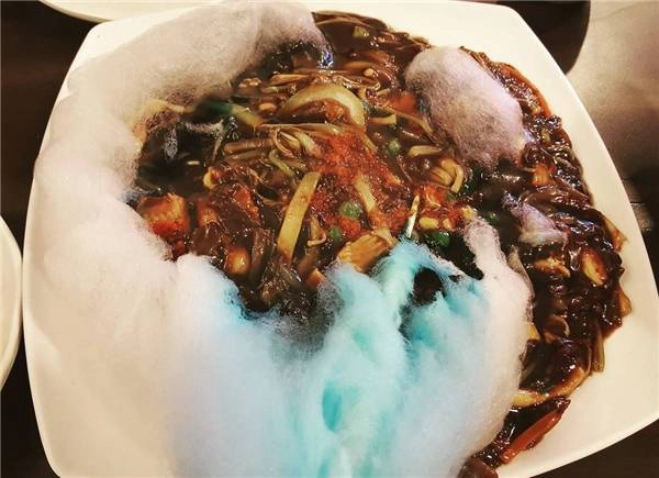... cho đến khi dùng đũa "lôi" những sợi mì ẩn dưới lớp kẹo trắng tinh ấy ra. (Ảnh: Instagram) ... cho đến khi dùng đũa "lôi" những sợi mì ẩn dưới lớp kẹo trắng tinh ấy ra. (Ảnh: Instagram)