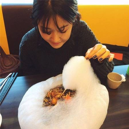 Giới trẻ Hàn Quốc "phát cuồng" vì sự kết hợp "không tưởng" này. (Ảnh: Instagram) Giới trẻ Hàn Quốc "phát cuồng" vì sự kết hợp "không tưởng" này. (Ảnh: Instagram)