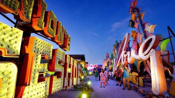 Khi đêm xuống là thời điểm tốt nhất để tham quan Bảo tàng đèn neon - Ảnh: figaro