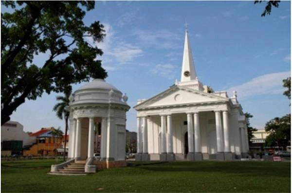 Penang là hòn đảo có sức hút kỳ lạ từ sự bình yên, còn riêng George Town là khu phố cổ minh chứng cho tính đa văn hóa dọc theo chiều dài lịch sử Penang. Trong hình là nhà thờ Thánh George, một trong những nhà thờ mang phong cách châu Âu cổ nhất Đông Nam Á, được xây dựng từ năm 1818. Penang là hòn đảo có sức hút kỳ lạ từ sự bình yên, còn riêng George Town là khu phố cổ minh chứng cho tính đa văn hóa dọc theo chiều dài lịch sử Penang. Trong hình là nhà thờ Thánh George, một trong những nhà thờ mang phong cách châu Âu cổ nhất Đông Nam Á, được xây dựng từ năm 1818.