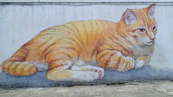 Ở đây, hầu hết bức tường đều được phù phép bằng Graffiti 3D. Mỗi hình vẽ ký họa lại từng khoảnh khắc tuổi thơ thân quen: những đứa trẻ hồn nhiên chở nhau đi chơi bằng xe đạp, khung cửa cũ và chiếc xe của bố, chú mèo ngồi một mình nơi góc tường đổ nát… Ở đây, hầu hết bức tường đều được phù phép bằng Graffiti 3D. Mỗi hình vẽ ký họa lại từng khoảnh khắc tuổi thơ thân quen: những đứa trẻ hồn nhiên chở nhau đi chơi bằng xe đạp, khung cửa cũ và chiếc xe của bố, chú mèo ngồi một mình nơi góc tường đổ nát…