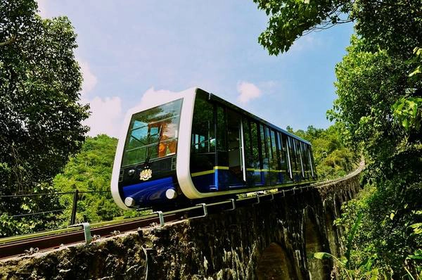Tàu điện hiện đại đưa đón du khách tham quan đồi Penang, tàu hoạt động từ 6h30 đến 23h hàng ngày. Tàu điện hiện đại đưa đón du khách tham quan đồi Penang, tàu hoạt động từ 6h30 đến 23h hàng ngày.