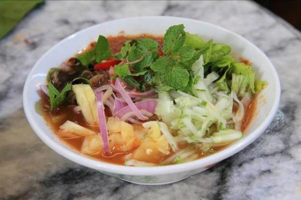 Penang được xem là nơi khởi nguồn của rất nhiều món ăn mang đậm hương vị Malaysia. Có những khu ẩm thực địa phương như khu Gurney Drive chuyên bán các món có nguồn gốc hải sản. Hokkien mee là món mì ăn sáng được yêu thích ở Penang, Hokkien mee hấp dẫn bởi những sợi mì trứng ăn với thịt gà, thịt lợn, tôm và nước dùng ngọt lịm từ xương hầm. Penang được xem là nơi khởi nguồn của rất nhiều món ăn mang đậm hương vị Malaysia. Có những khu ẩm thực địa phương như khu Gurney Drive chuyên bán các món có nguồn gốc hải sản. Hokkien mee là món mì ăn sáng được yêu thích ở Penang, Hokkien mee hấp dẫn bởi những sợi mì trứng ăn với thịt gà, thịt lợn, tôm và nước dùng ngọt lịm từ xương hầm.