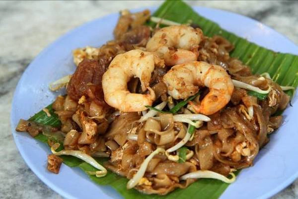 Char kway teow là mì xào với tôm, trứng, tương ớt, sò huyết và hẹ. Char kway teow là mì xào với tôm, trứng, tương ớt, sò huyết và hẹ.
