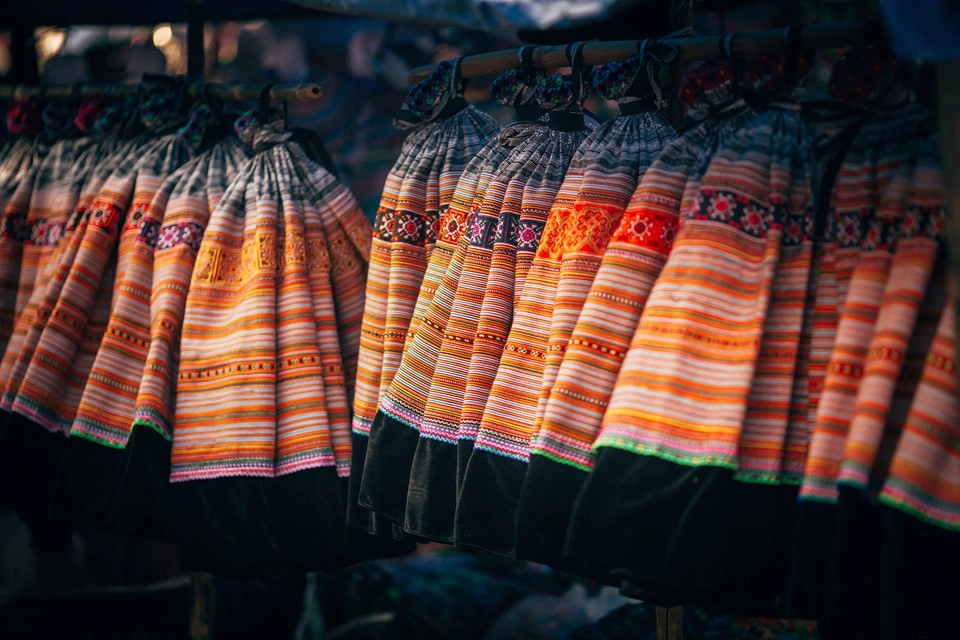 Những gian hàng thổ cẩm bày bán đủ loại quần áo là sản phẩm thủ công do các bà các mẹ tự tay dệt. Du khách có thể mua một trang phục dân tộc và mặc chụp ảnh lưu niệm hoặc mua những chiếc khăn, chăn dệt nhiều màu sắc làm quà tặng.