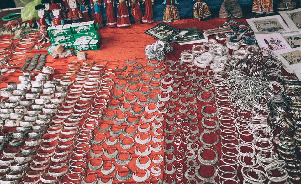 Trang sức bạc như vòng cổ, vòng tay, khuyên tai là những món đồ không thể thiếu trong trang phục truyền thống của nhiều dân tộc thiểu số sinh sống ở Lào Cai. Những món đồ bằng bạc này đều được làm thủ công.