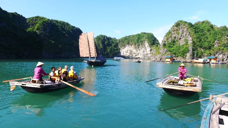 Nghề chèo đò tạo kế sinh nhai cho người dân làng chài. Ảnh: Báo Quảng Ninh.