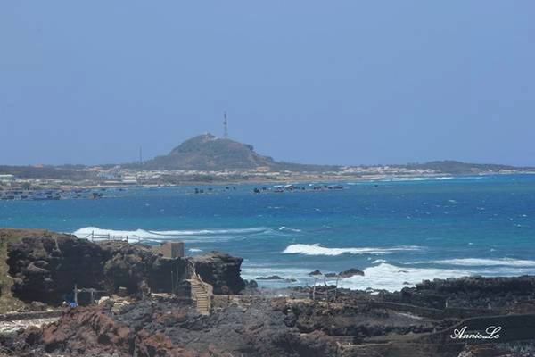 Phú Quý cách cảng Phan Thiết khoảng 120 km. Từ TP HCM, bạn có thể đi xe khách, tàu hỏa hoặc xe máy đến Phan Thiết, rồi đi tàu ra đảo. Thời gian di chuyển ra đảo khoảng 4 tiếng. Phú Quý cách cảng Phan Thiết khoảng 120 km. Từ TP HCM, bạn có thể đi xe khách, tàu hỏa hoặc xe máy đến Phan Thiết, rồi đi tàu ra đảo. Thời gian di chuyển ra đảo khoảng 4 tiếng.