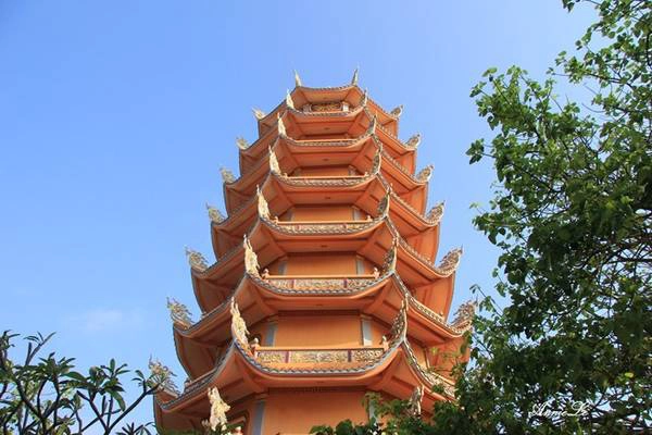 Vòng hết một vòng quanh đảo, quay về hướng Tam Thanh, Ngũ Phụng, các bạn có thể ghé thăm chù Linh Quang, ngôi chùa lớn nhất trên đảo. Vòng hết một vòng quanh đảo, quay về hướng Tam Thanh, Ngũ Phụng, các bạn có thể ghé thăm chù Linh Quang, ngôi chùa lớn nhất trên đảo.