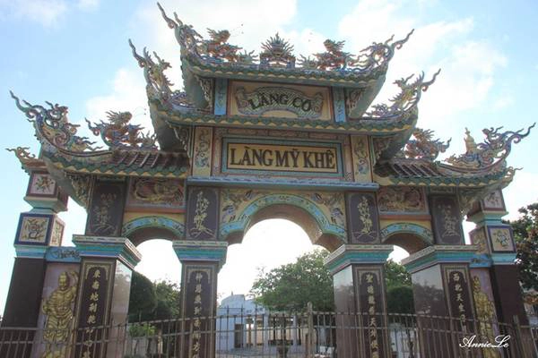 Sau đó, bạn hãy ghé làng chài Mỹ Khê, đi dạo trên bờ kè chắn sóng bao bọc hết mặt phía Tây đảo. Sau đó, bạn hãy ghé làng chài Mỹ Khê, đi dạo trên bờ kè chắn sóng bao bọc hết mặt phía Tây đảo.