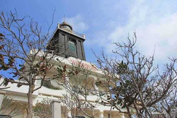 Ngũ Phụng cũng là nơi tọa lạc ngọn núi Cấm, ngọn núi cao nhất trên đảo. Trên núi còn có ngọn đuốc Bác và hải đăng Phú Quý. Ngũ Phụng cũng là nơi tọa lạc ngọn núi Cấm, ngọn núi cao nhất trên đảo. Trên núi còn có ngọn đuốc Bác và hải đăng Phú Quý.