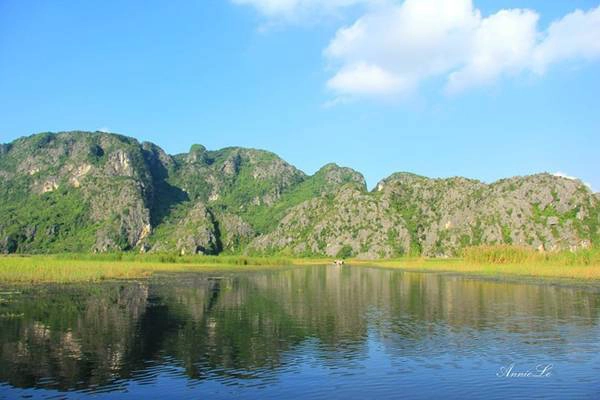 Đầm Vân Long nằm cách Hà Nội chừng 90 km, thuộc huyện Gia Viễn, tỉnh Ninh Bình. Nằm giữa thung lũng bốn bề là những dãy núi đá vôi tạo hình ngoạn mục và tiềm ẩn nhiều hang động chưa được khám phá, đầm Vân Long đang trở thành điểm du lịch sinh thái hấp dẫn du khách trong và ngoài nước. Ảnh: Cỏ Biếc. Đầm Vân Long nằm cách Hà Nội chừng 90 km, thuộc huyện Gia Viễn, tỉnh Ninh Bình. Nằm giữa thung lũng bốn bề là những dãy núi đá vôi tạo hình ngoạn mục và tiềm ẩn nhiều hang động chưa được khám phá, đầm Vân Long đang trở thành điểm du lịch sinh thái hấp dẫn du khách trong và ngoài nước. Ảnh: Cỏ Biếc.