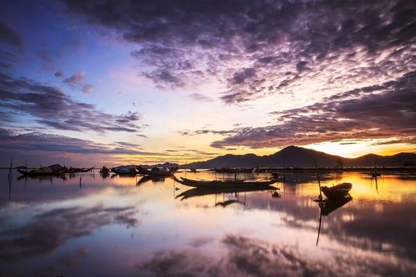 Là đầm phá nước lợ lớn nhất Đông Nam Á, phá Tam Giang thực sự là một ngã ba sông, gồm sông Hương, sông Bồ và Ô Lâu hội tụ trước khi đổ ra cửa biển. Bởi vậy, nơi đây tập trung nhiều đàn cò, vạc, sâm cầm, ngỗng trời, vịt trời... bơi trắng mặt nước, tạo nên khung cảnh hết sức nên thơ mà sống động. Ảnh: Kenhdulich. Là đầm phá nước lợ lớn nhất Đông Nam Á, phá Tam Giang thực sự là một ngã ba sông, gồm sông Hương, sông Bồ và Ô Lâu hội tụ trước khi đổ ra cửa biển. Bởi vậy, nơi đây tập trung nhiều đàn cò, vạc, sâm cầm, ngỗng trời, vịt trời... bơi trắng mặt nước, tạo nên khung cảnh hết sức nên thơ mà sống động. Ảnh: Kenhdulich.