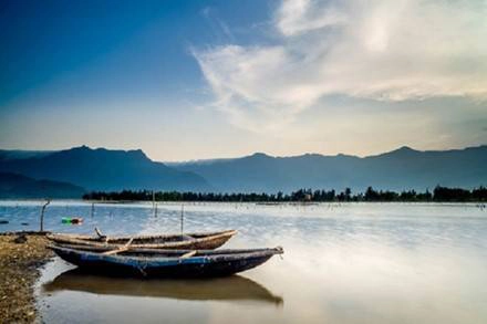 Đầm nước lợ này có khung cảnh vô cùng quyến rũ. Con đường nhỏ ven chân núi như dải lụa uốn lượn mềm mại ôm lấy đầm nước, xa xa dãy núi Bạch Mã hùng vĩ và vịnh Lăng Cô nên thơ càng làm bức tranh thêm đặc sắc. Ảnh: Nguyễn Đình Thành. Đầm nước lợ này có khung cảnh vô cùng quyến rũ. Con đường nhỏ ven chân núi như dải lụa uốn lượn mềm mại ôm lấy đầm nước, xa xa dãy núi Bạch Mã hùng vĩ và vịnh Lăng Cô nên thơ càng làm bức tranh thêm đặc sắc. Ảnh: Nguyễn Đình Thành.