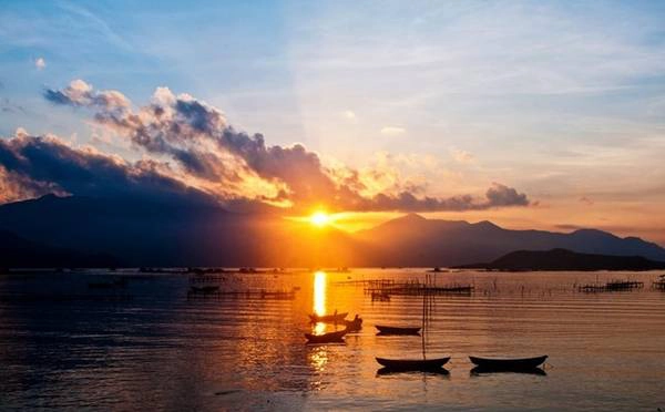 Ðầm Nha Phu là tên gọi cả một khu vực rộng lớn, trong đó có những hòn đảo du lịch như hòn Thị, hòn Lao, hòn Sầm, hòn Đá Bạc, hòn Lao - đảo Khỉ, suối Hoa Lan, khu nghỉ mát Ninh Vân. Đầm Nha Phu rộng gần 1.500 ha, tiếp giáp giữa vịnh Nha Trang và vịnh Vân Phong, thuộc tỉnh Khánh Hòa, cách thành phố Nha Trang khoảng 15 km. Ảnh: Dulichnhatrang. Ðầm Nha Phu là tên gọi cả một khu vực rộng lớn, trong đó có những hòn đảo du lịch như hòn Thị, hòn Lao, hòn Sầm, hòn Đá Bạc, hòn Lao - đảo Khỉ, suối Hoa Lan, khu nghỉ mát Ninh Vân. Đầm Nha Phu rộng gần 1.500 ha, tiếp giáp giữa vịnh Nha Trang và vịnh Vân Phong, thuộc tỉnh Khánh Hòa, cách thành phố Nha Trang khoảng 15 km. Ảnh: Dulichnhatrang.