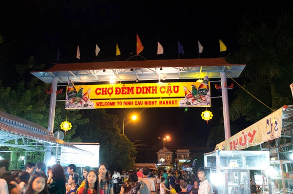 Chợ đêm Dinh Cậu.