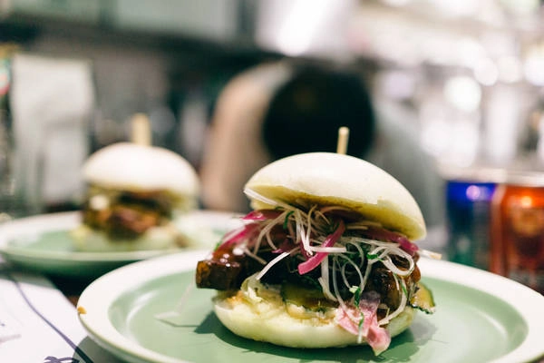 Món pork belly bao rất nổi tiếng và được yêu thích tại Little Bao Món pork belly bao rất nổi tiếng và được yêu thích tại Little Bao
