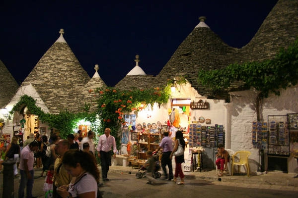 Du khách dạo đêm ở Alberobello - Ảnh: wp Du khách dạo đêm ở Alberobello - Ảnh: wp
