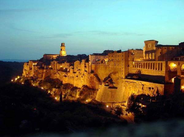 Làng Pitigliano trong đêm - Ảnh: wp Làng Pitigliano trong đêm - Ảnh: wp