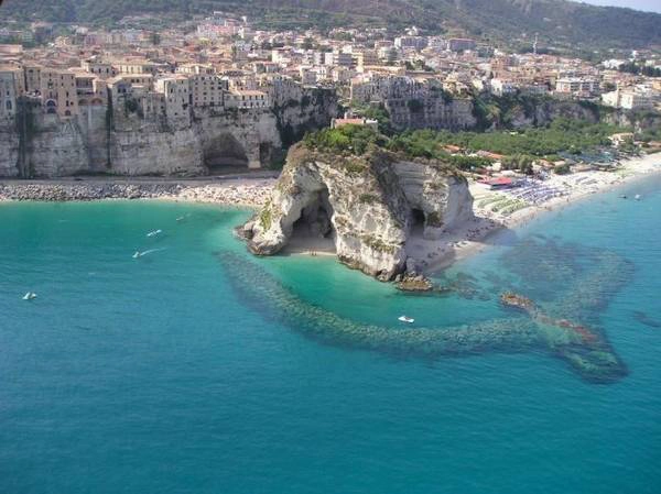 Mũi đá vươn ra biển ở Tropea - Ảnh: flickr Mũi đá vươn ra biển ở Tropea - Ảnh: flickr
