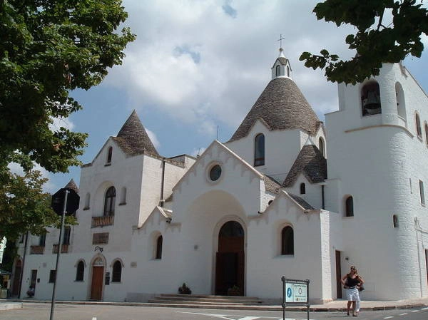 Nhà thờ Saint Anthony ở Alberobello - Ảnh: alberobellotrulli.com Nhà thờ Saint Anthony ở Alberobello - Ảnh: alberobellotrulli.com