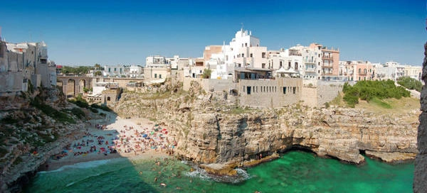 Toàn cảnh làng Polignano a Mare và bãi tắm Puglia - Ảnh: panoramio Toàn cảnh làng Polignano a Mare và bãi tắm Puglia - Ảnh: panoramio