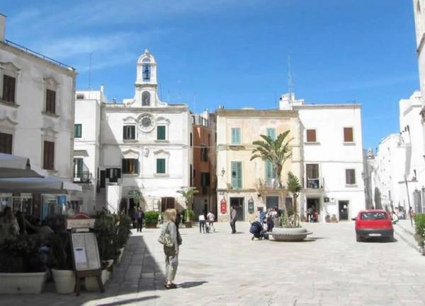 Quảng trường Đồng hồ ở Polignano - Ảnh: villaggihotelpuglia Quảng trường Đồng hồ ở Polignano - Ảnh: villaggihotelpuglia