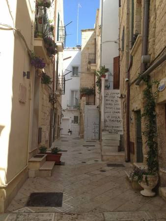 Cầu thang in những vần thơ ở Polignano - Ảnh: squarespace Cầu thang in những vần thơ ở Polignano - Ảnh: squarespace