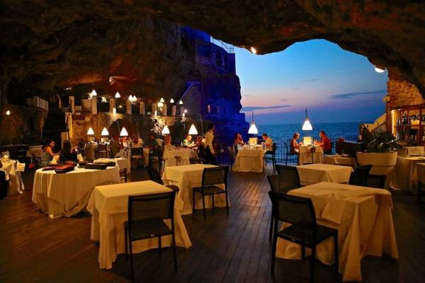 Thưởng thức bữa tối cùng sóng biển ở Grotta Palazzese - Ảnh: wp Thưởng thức bữa tối cùng sóng biển ở Grotta Palazzese - Ảnh: wp