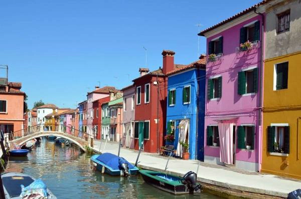 Cầu Ponte Lungo nối hai bờ Burano - Ảnh: wp Cầu Ponte Lungo nối hai bờ Burano - Ảnh: wp