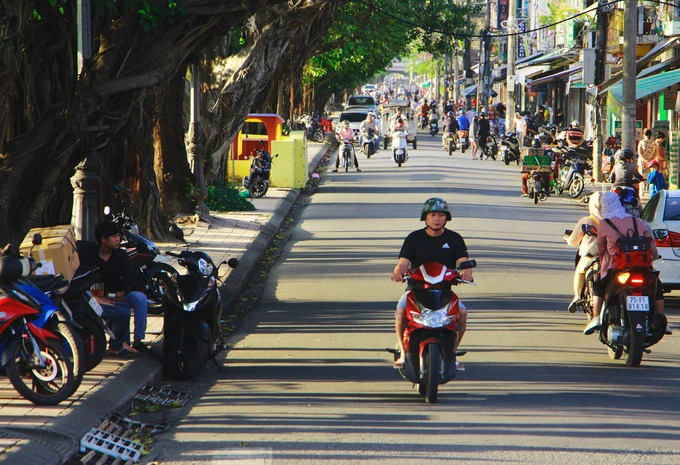 Con phố Bạch Đằng ở phường Phú Cát (TP Huế) nơi mà Ngạn sinh sống khi lên thành phố học. Con phố này có nhiều cây xanh cổ thụ, những ngôi nhà cổ. Đặc biệt, du khách có thể ghé qua gánh bún bò Huế của mệ Kéo bán trong một ngôi nhà rường cổ.