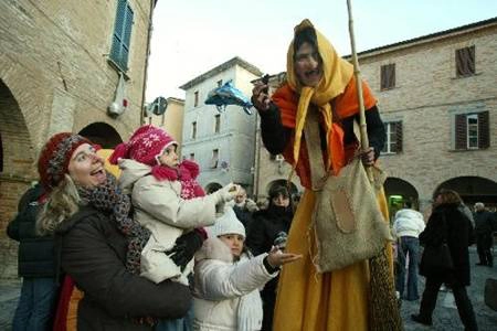 Phù thủy già đi phát quà đêm Noel Phù thủy già đi phát quà đêm Noel