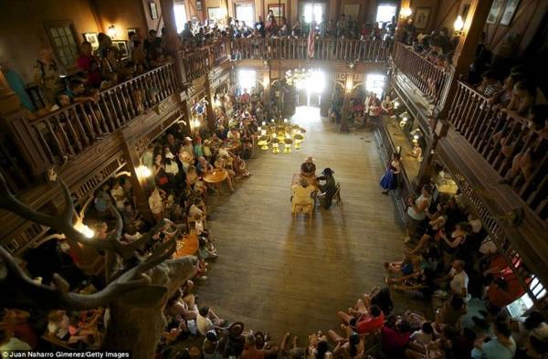 Du khách xem một hoạt cảnh tại công viên chủ đề Mini Hollywood, Almeria ở Tây Ban Nha - Ảnh: dailymail